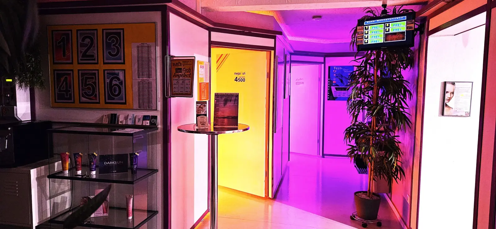 Flur des Studios mit farbigem Licht, Kabinenmonitor und Wegweisern