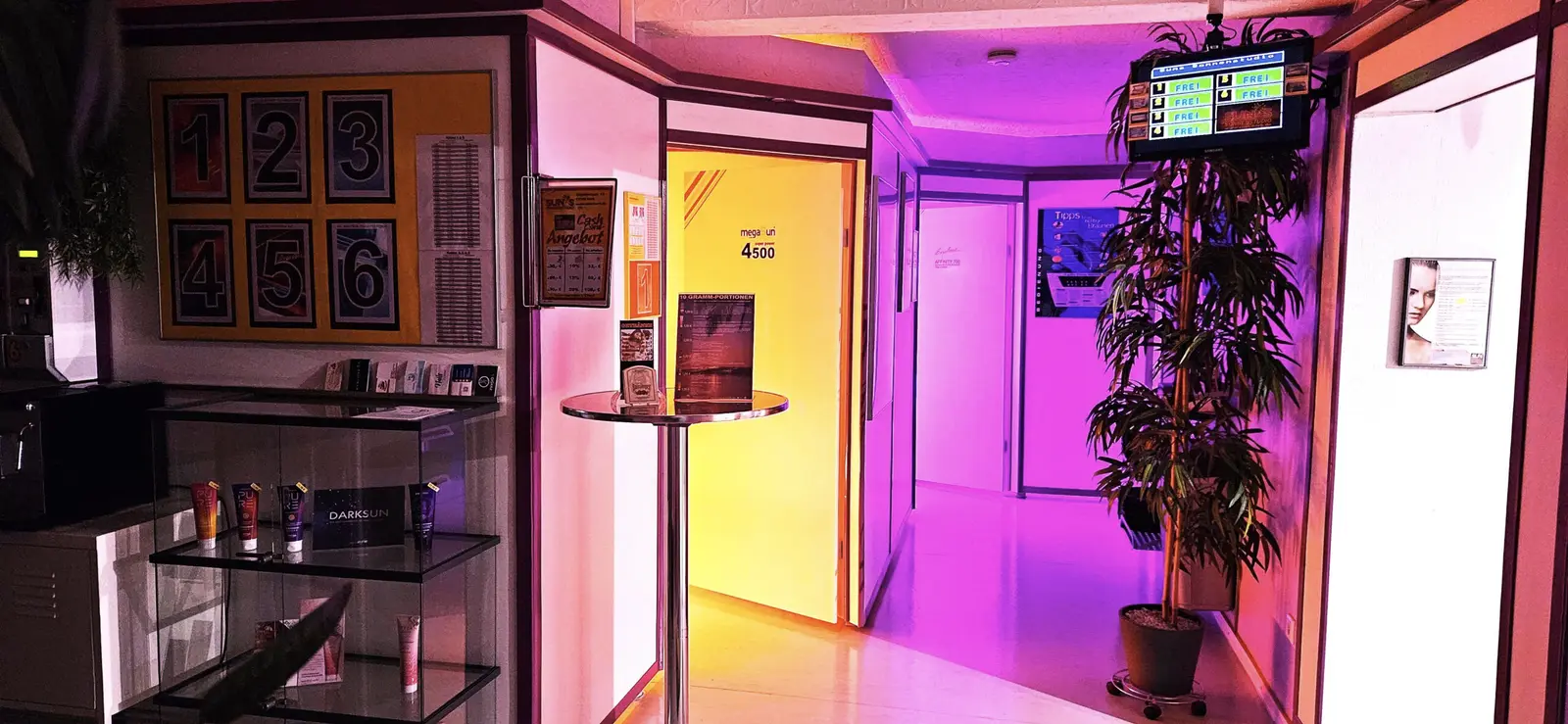 Flur des Studios mit farbigem Licht, Kabinenmonitor und Wegweisern