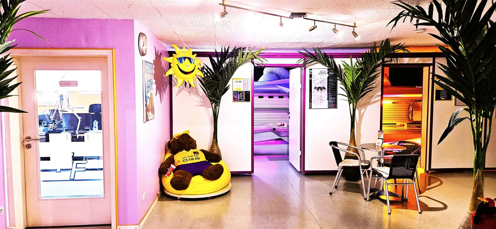 Lounge-Ecke mit gelbem Sitzsack und dem Plüschbären des Studios