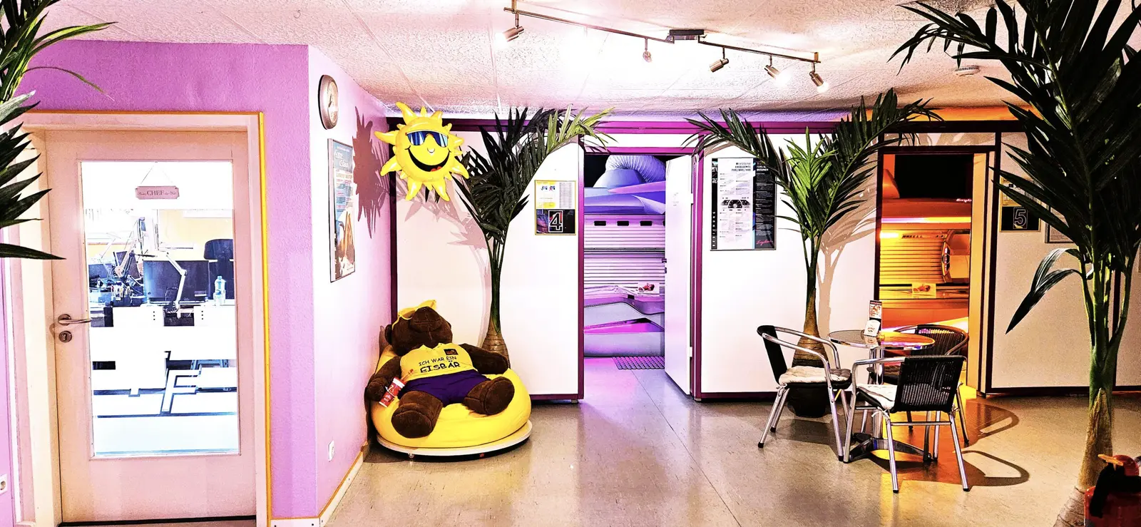 Lounge-Ecke mit gelbem Sitzsack und dem Plüschbären des Studios